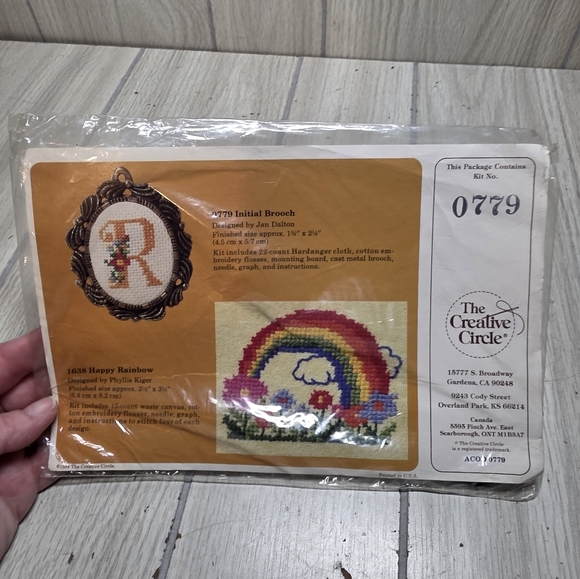 Vtg 1984 The Creative Circle Crossstitch 1638 The Happy Rainbow Brooch Initial - Picture 1 of 6